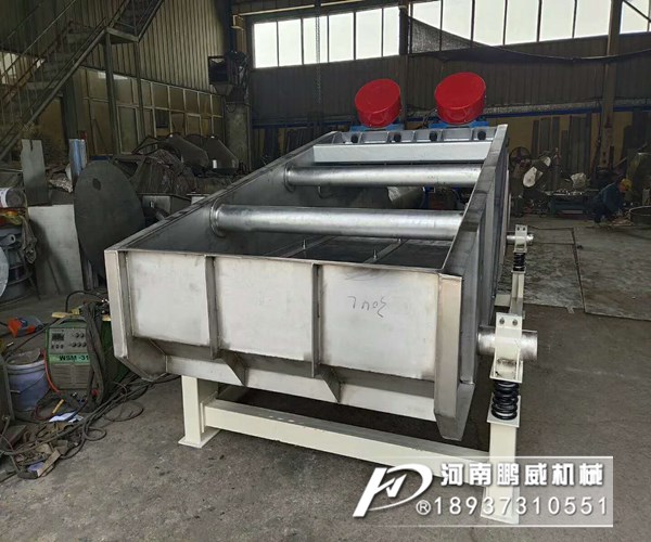 洗沙振动筛处理不干净水往外面跑水的原因